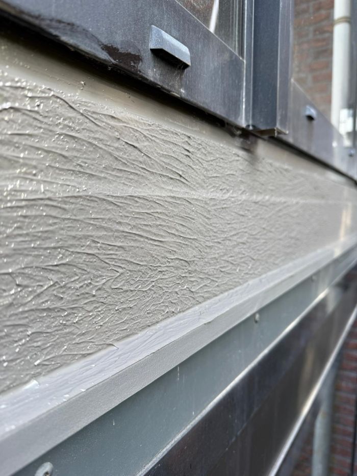 Detail van waterdichte opstand tegen houten kozijn