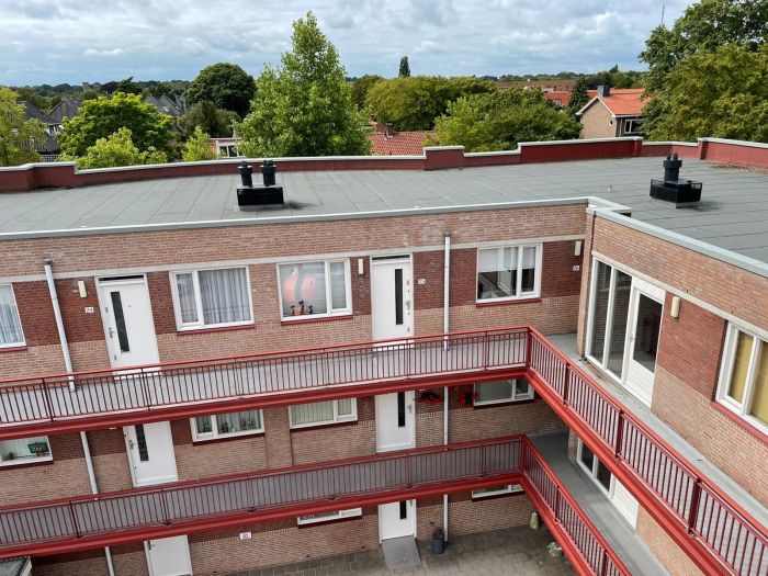 Jasolid bezig met het aanbrengen van een duurzame antislipcoating op een galerijvloer in Amersfoort