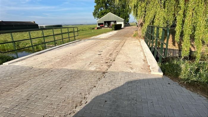 Betonbrug in Hasselt tijdens uitvoering van beschermingslaag