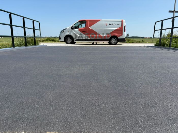 Detail van antislipafwerking op brugdek in natuurgebied