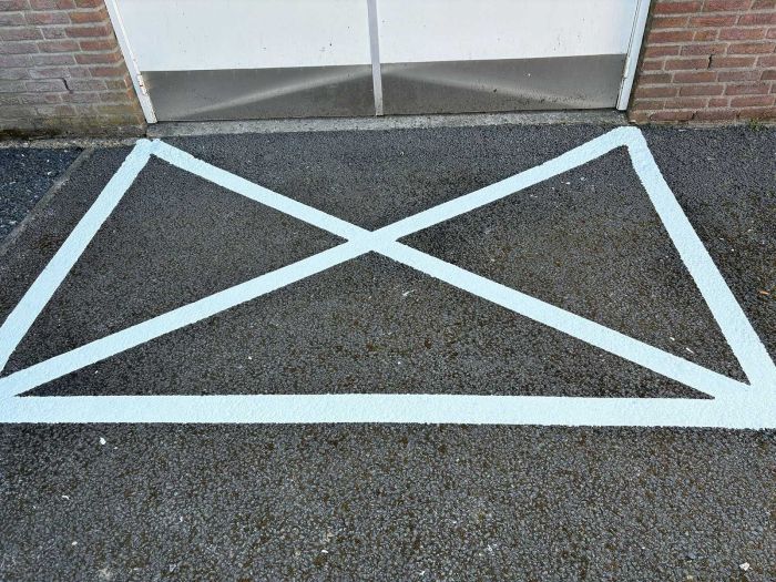 Witte markering bij een entreedeur voor duidelijke looprouting