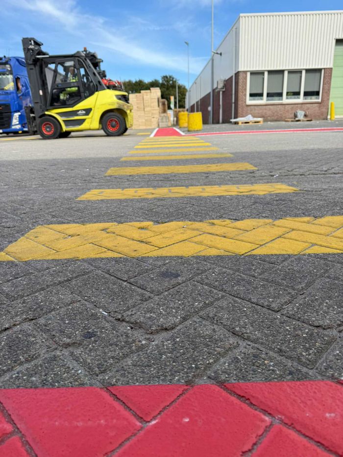 Veilige oversteekplaats voor voetgangers tussen vrachtwagens