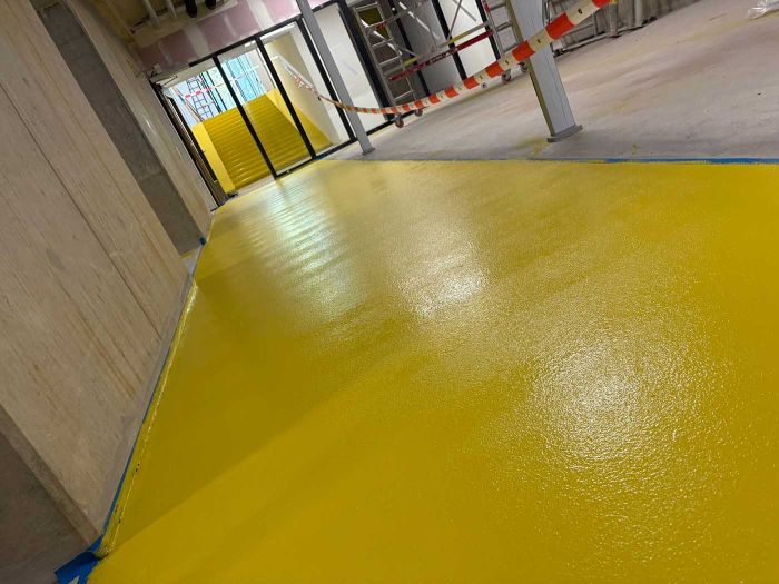 Markeringen en belijning in parkeergarage