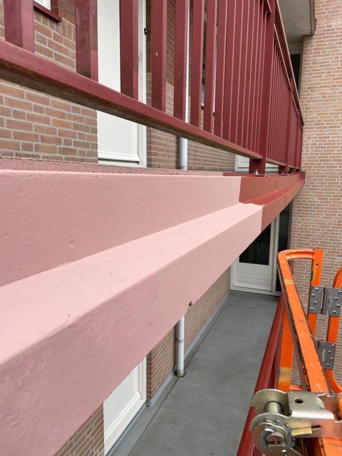 Medewerkers Jasolid bezig met het aanbrengen van ee antislipcoating op een galerijvloer in Amersfoort