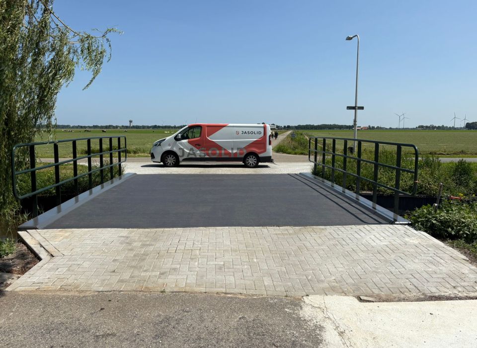 Overzicht van brug in herontwikkeld natuurgebied Hasselt