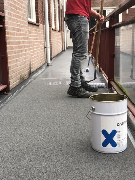 Expert van Jasolid brengt Triflex aan op galerij