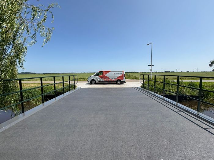Afgewerkt brugdek met duurzame coating en antislip