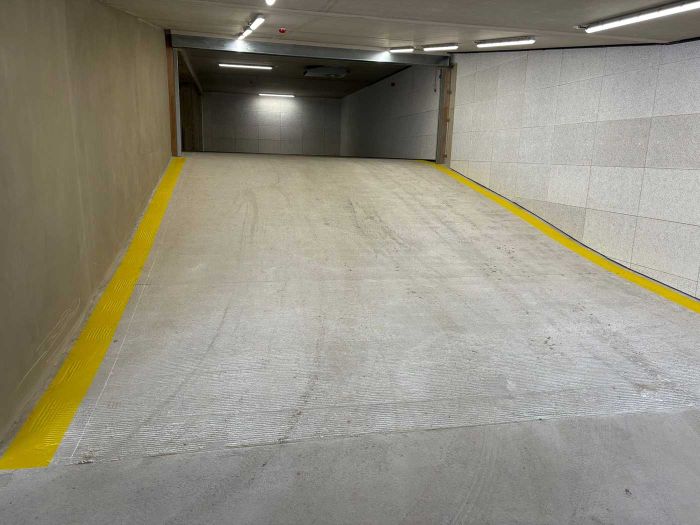 Antislip Triflex CPS-C systeem op trappen en hellingbanen