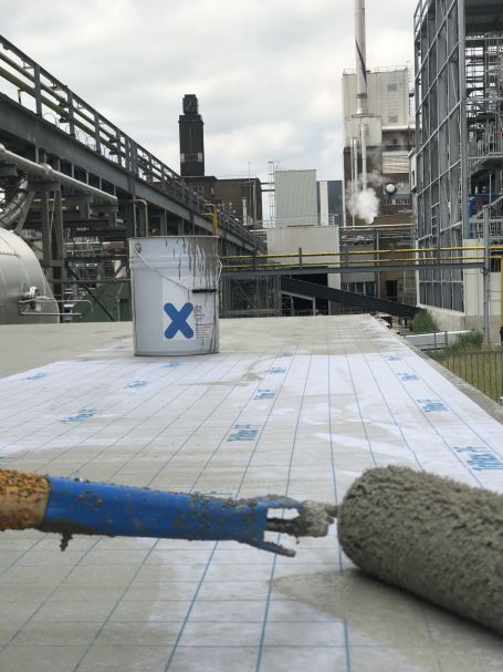Triflex aanbrengen bij een industrieel complex