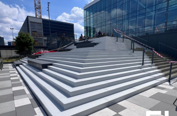 Renovatie betontrappen ASML Veldhoven met Triflex TSS systeem