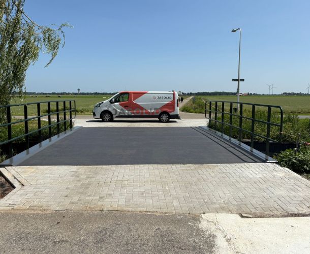 Overzicht van brug in herontwikkeld natuurgebied Hasselt