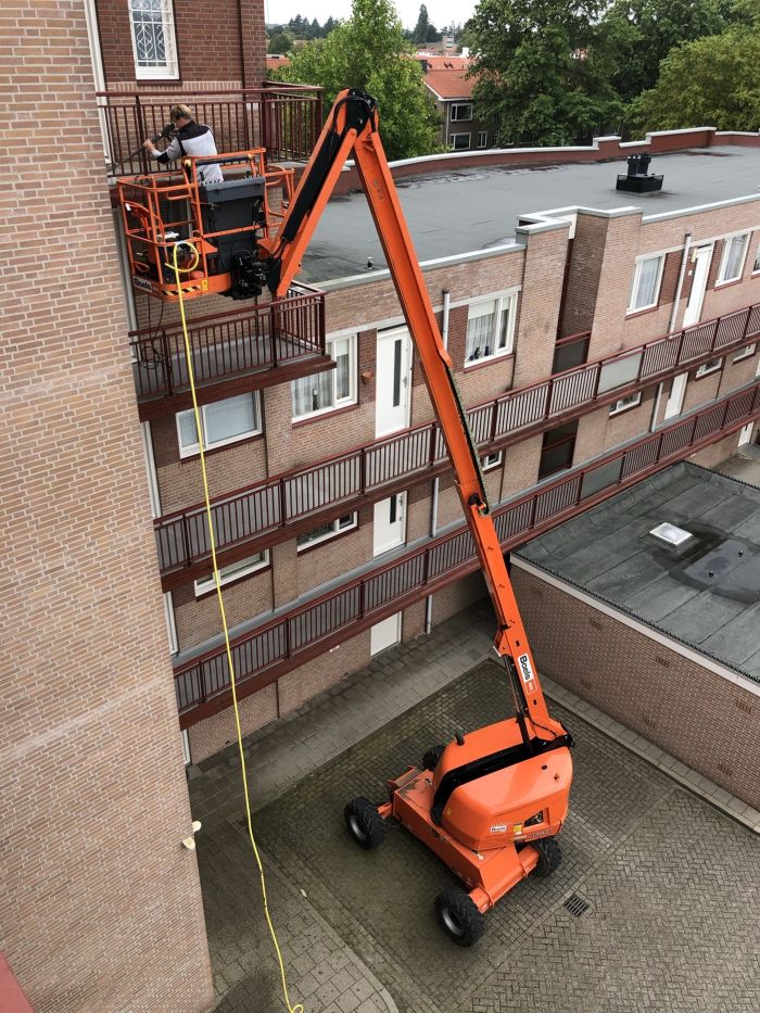 Medewerkers Jasolid bezig met het aanbrengen van een duurzame antislipcoating op een galerijvloer in Amersfoort
